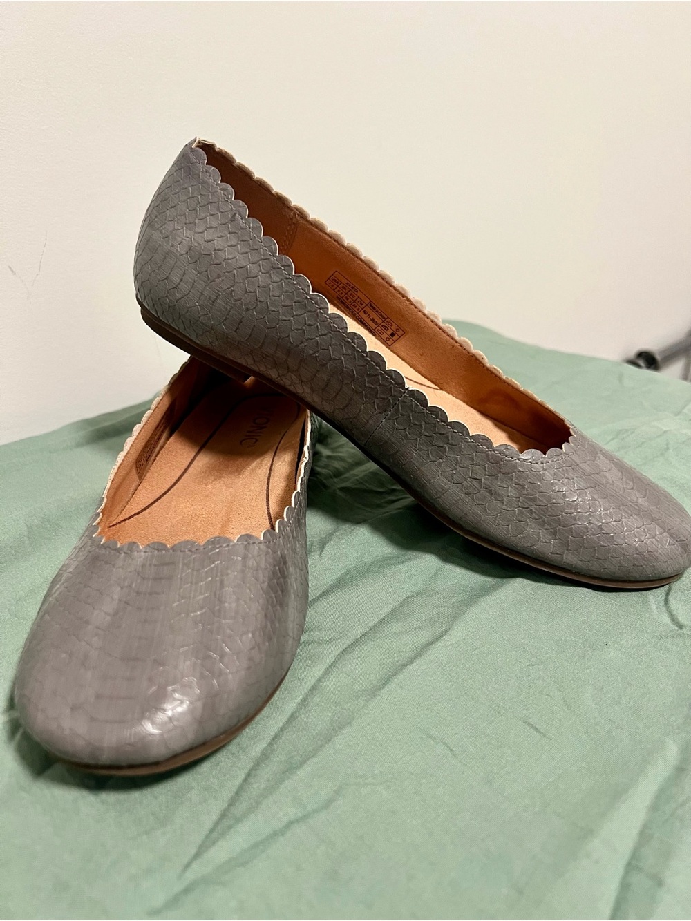 Vionic Gray Scalloped Edge Women's Ballet Flats